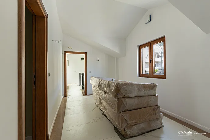 Eine luxuriöse dreistöckige Villa in erster Meereslinie in Kotor